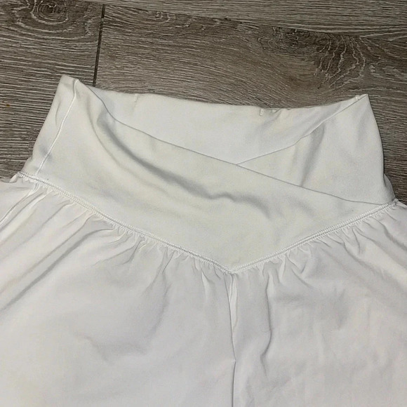 OFFLINE By Aerie Real Me Crossover Flowy Short white medium - Picture 3 of 9